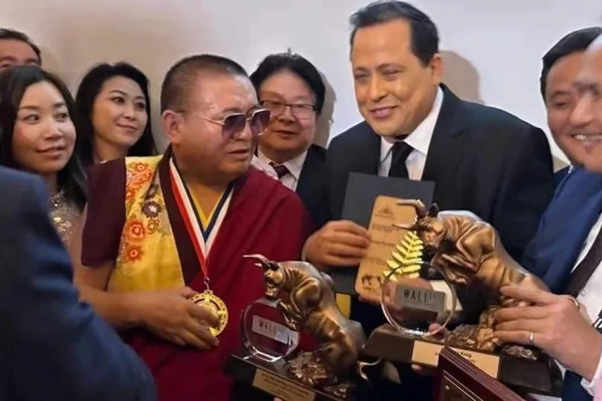 Đám đông chen chúc tại sự kiện vì muốn được chụp hình cùng tỉ phú người Mỹ Elon Musk "giả mạo". Ảnh: ASIA FINANCE/TWITTER Đám đông chen chúc tại sự kiện vì muốn được chụp hình cùng tỉ phú người Mỹ Elon Musk "giả mạo". Ảnh: ASIA FINANCE/TWITTER