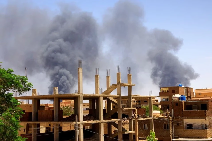 Các đợt không kích trong ngày 6-5 giữa hai phe xung đột phá hủy nhiều tòa nhà tại thủ đô Khartoum (Sudan). Ảnh: REUTERS Các đợt không kích trong ngày 6-5 giữa hai phe xung đột phá hủy nhiều tòa nhà tại thủ đô Khartoum (Sudan). Ảnh: REUTERS