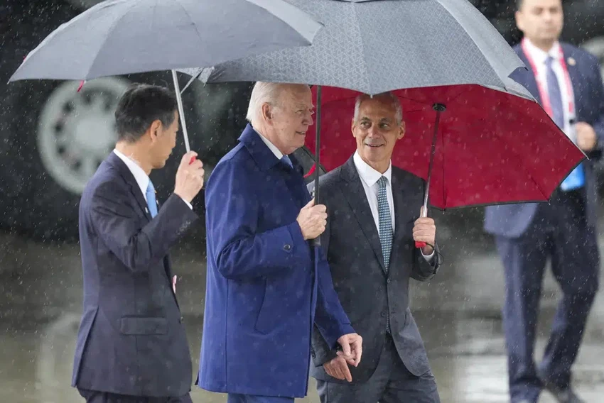 Tổng thống Mỹ Joe Biden (giữa) đi cùng Thứ trưởng Ngoại giao Nhật Kenji Yamada (trái) và Đại sứ Mỹ tại Nhật Rahm Emanuel. Ảnh: AP Tổng thống Mỹ Joe Biden (giữa) đi cùng Thứ trưởng Ngoại giao Nhật Kenji Yamada (trái) và Đại sứ Mỹ tại Nhật Rahm Emanuel. Ảnh: AP