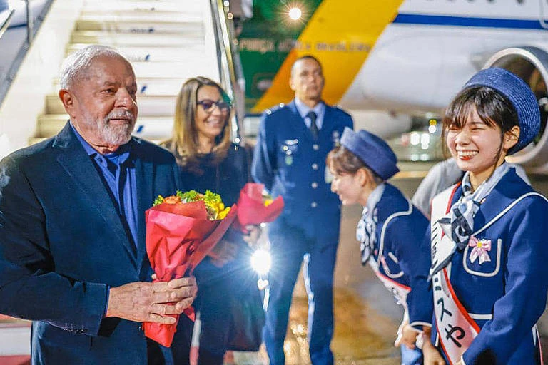 Tổng thống Brazil Lula da Silva nhận hoa tại sân bay Hiroshima (Nhật). Ảnh: FOLHA DE S.PAULO Tổng thống Brazil Lula da Silva nhận hoa tại sân bay Hiroshima (Nhật). Ảnh: FOLHA DE S.PAULO