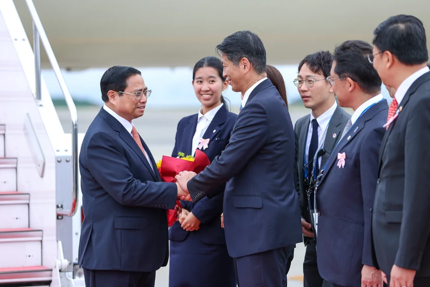 Nhận lời mời của Thủ tướng Nhật Funio Kishida, Thủ tướng Phạm Minh Chính dẫn đầu đoàn đại biểu cấp cao Việt Nam tham dự Hội nghị thượng đỉnh G7 mở rộng. Chiều 19-5 (giờ địa phương), Thủ tướng Phạm Minh Chính đã đến sân bay Hiroshima (Nhật). Trong ảnh, Thứ trưởng Ngoại giao Nhật Yamada Kenji chào đón Thủ tướng Phạm Minh Chính. Ảnh: VGP Nhận lời mời của Thủ tướng Nhật Funio Kishida, Thủ tướng Phạm Minh Chính dẫn đầu đoàn đại biểu cấp cao Việt Nam tham dự Hội nghị thượng đỉnh G7 mở rộng. Chiều 19-5 (giờ địa phương), Thủ tướng Phạm Minh Chính đã đến sân bay Hiroshima (Nhật). Trong ảnh, Thứ trưởng Ngoại giao Nhật Yamada Kenji chào đón Thủ tướng Phạm Minh Chính. Ảnh: VGP