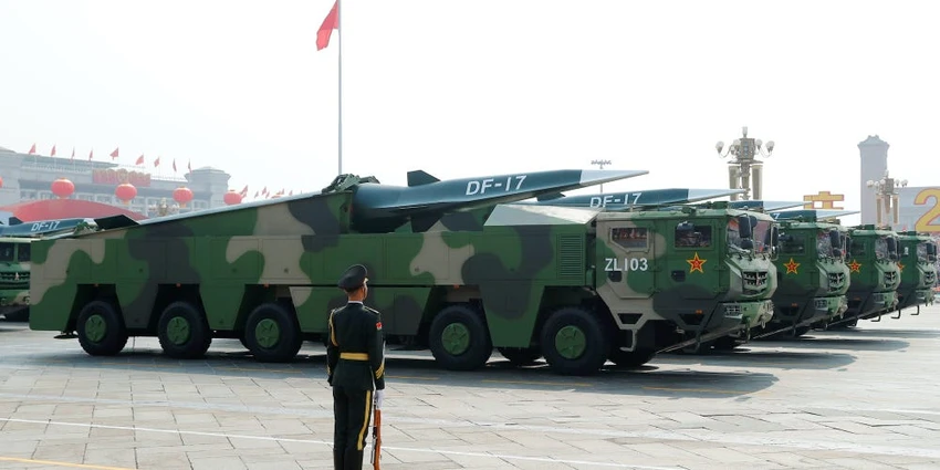 Tên lửa siêu thanh DF-17 trong một cuộc duyệt binh ở Bắc Kinh (TQ) hồi 2019. Ảnh: REUTERS