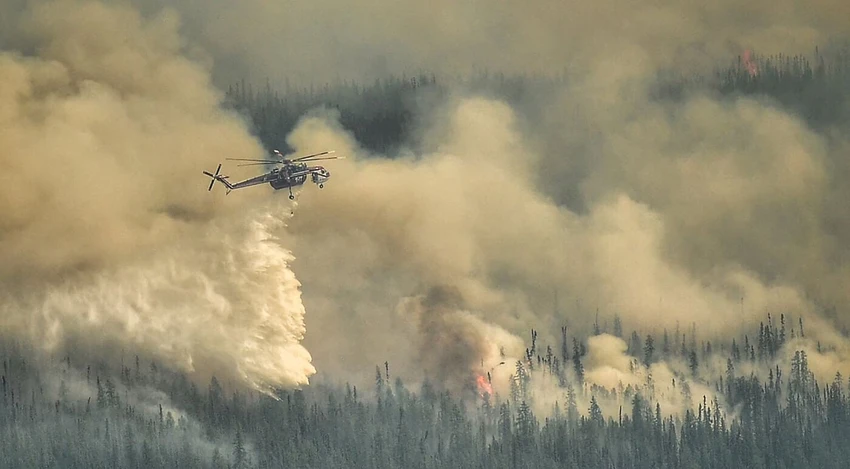 Máy bay trực thăng của lực lượng cứu hỏa đang ra sức dập các đám cháy tại tỉnh Alberta (Canada) trong ngày 20-5. Ảnh: Reuters Máy bay trực thăng của lực lượng cứu hỏa đang ra sức dập các đám cháy tại tỉnh Alberta (Canada) trong ngày 20-5. Ảnh: Reuters