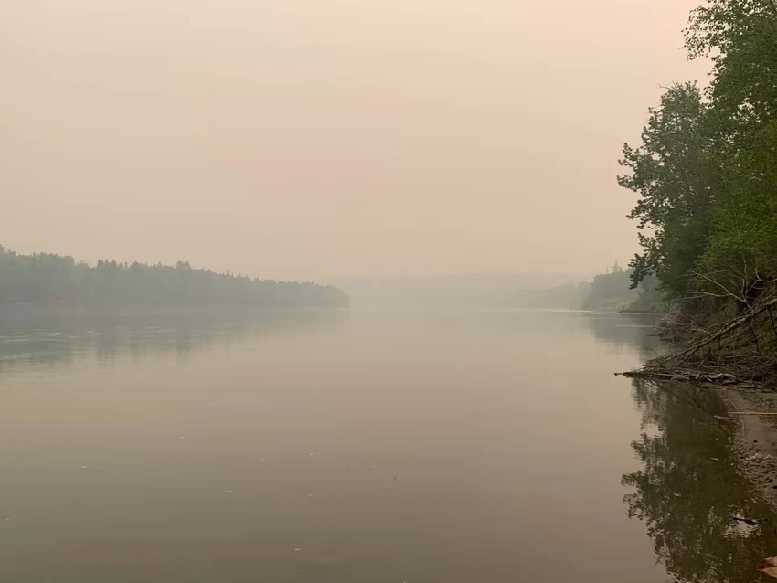 Khói bay mù mịt trên sông North Saskatchewan (tỉnh Alberta, Canada) trong ngày 20-5. Ảnh: REUTERS Khói bay mù mịt trên sông North Saskatchewan (tỉnh Alberta, Canada) trong ngày 20-5. Ảnh: REUTERS