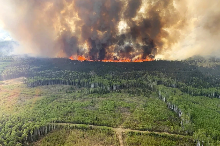 Các đám cháy rừng vẫn đang lan rộng tại Alberta trong ngày 20-5. Ảnh: REUTERS Các đám cháy rừng vẫn đang lan rộng tại Alberta trong ngày 20-5. Ảnh: REUTERS