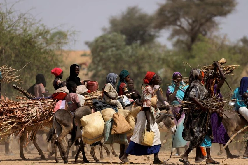 Người dân Sudan tại các vùng xảy ra xung đột phải rời bỏ quê hương tìm nơi "lánh nạn". Ảnh: REUTERS Người dân Sudan tại các vùng xảy ra xung đột phải rời bỏ quê hương tìm nơi "lánh nạn". Ảnh: REUTERS