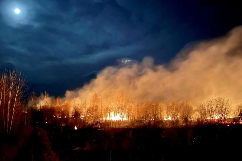 Các đám cháy rừng vẫn đang lan rộng tại Alberta trong tối 20-5. Ảnh: REUTERS Các đám cháy rừng vẫn đang lan rộng tại Alberta trong tối 20-5. Ảnh: REUTERS