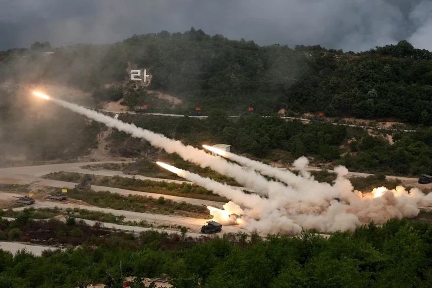 Quân đội Hàn Quốc khai hỏa hệ thống pháo đa nòng Chunmoo. Ảnh: REUTERS Quân đội Hàn Quốc khai hỏa hệ thống pháo đa nòng Chunmoo. Ảnh: REUTERS
