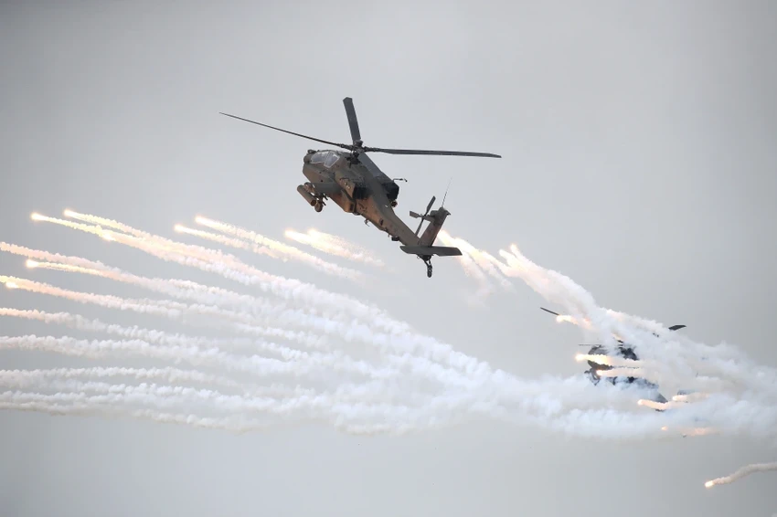 Trực thăng AH-64 Apache của quân đội Hàn Quốc thả pháo sáng trên trời. Ảnh: REUTERS Trực thăng AH-64 Apache của quân đội Hàn Quốc thả pháo sáng trên trời. Ảnh: REUTERS