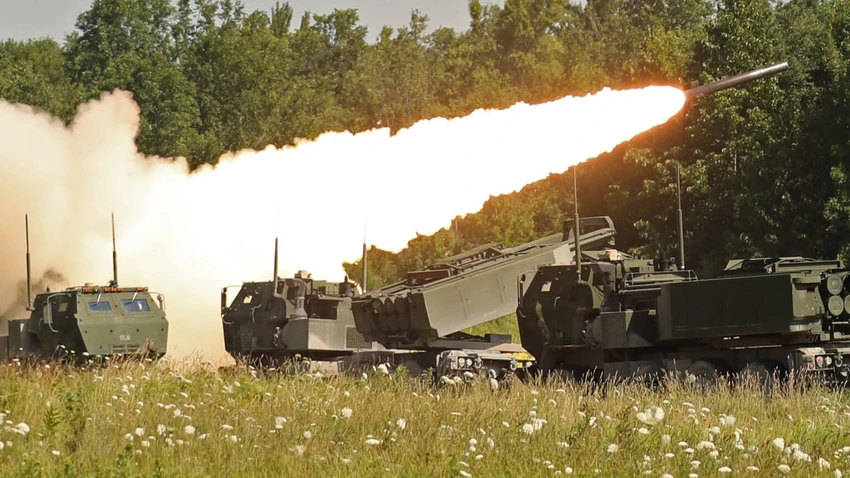 Pháo binh Mỹ khai hỏa HIMARS mà Washington viện trợ cho Ukraine. Ảnh: 19FORTYFIVE Pháo binh Mỹ khai hỏa HIMARS mà Washington viện trợ cho Ukraine. Ảnh: 19FORTYFIVE