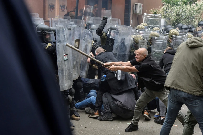 Binh sĩ NATO tại Kosovo đụng độ với người Serbia trước tòa thị chính Zvecan (Kosovo). Ảnh: REUTERS Binh sĩ NATO tại Kosovo đụng độ với người Serbia trước tòa thị chính Zvecan (Kosovo). Ảnh: REUTERS