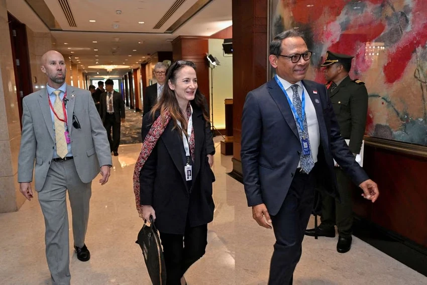 Giám đốc Tình báo Quốc gia Mỹ - bà Avril Haines (ở giữa) tham dự Đối thoại Shangri-La tại Singapore trong ngày 2-6. Ảnh: REUTERS Giám đốc Tình báo Quốc gia Mỹ - bà Avril Haines (ở giữa) tham dự Đối thoại Shangri-La tại Singapore trong ngày 2-6. Ảnh: REUTERS