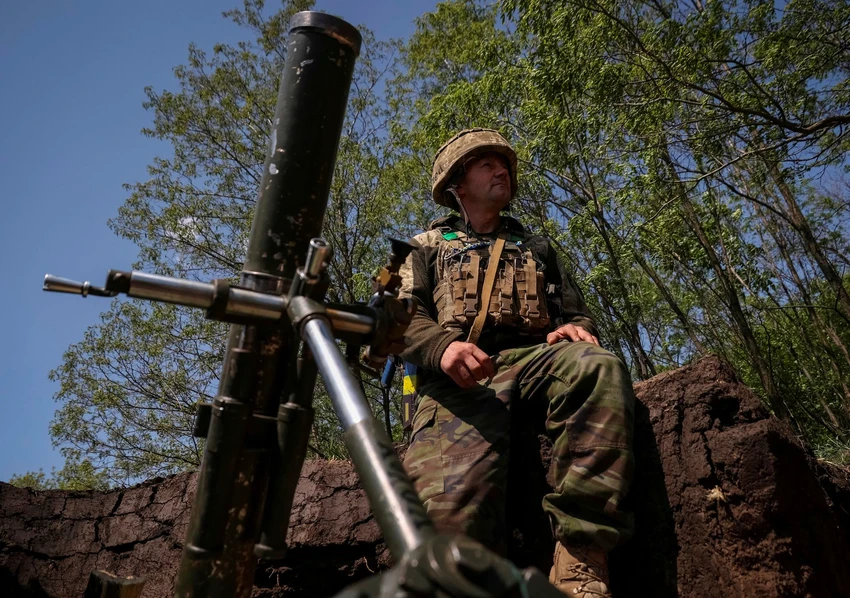 Binh sĩ Ukraine lên nòng súng cối nhắm về phía quân Nga gần TP Bakhmut ngày 18-5. Ảnh: REUTERS