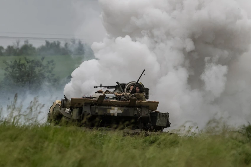 Lính Ukraine điều khiển xe tăng T-64 ở tỉnh Zaporizhzhia vào ngày 24-5. Ảnh: THE WASHINGTON POST Lính Ukraine điều khiển xe tăng T-64 ở tỉnh Zaporizhzhia vào ngày 24-5. Ảnh: THE WASHINGTON POST