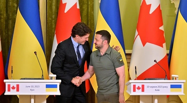 Thủ tướng Canada - ông Justin Trudeau (bên trái) và Tổng thống Ukraine - ông Volodymyr Zelensky tại cuộc họp báo tại Kiev (Ukraine) ngày 10-6. Ảnh: AFP