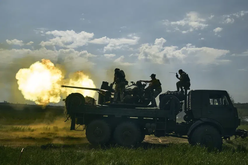 Lính Ukraine bắn pháo đại bác vào các đơn vị của quân Nga tại chiến trường TP Bakhmut (tỉnh Donetsk, Ukraine). Ảnh: AP Lính Ukraine bắn pháo đại bác vào các đơn vị của quân Nga tại chiến trường TP Bakhmut (tỉnh Donetsk, Ukraine). Ảnh: AP