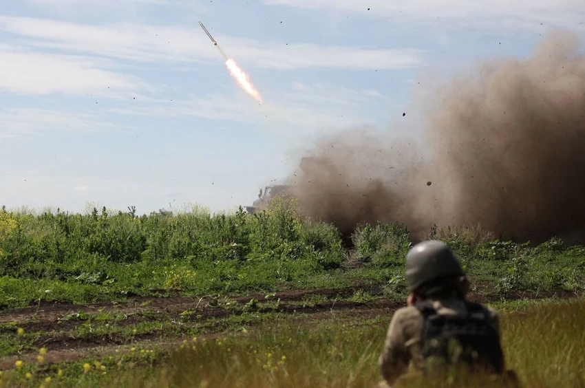 Lữ đoàn xung kích Ukraine bắn tên lửa vào các vị trí quân Nga tại Bakhmut (tỉnh Donetsk, miền đông Ukraine) hồi 13-6. Ảnh: AFP Lữ đoàn xung kích Ukraine bắn tên lửa vào các vị trí quân Nga tại Bakhmut (tỉnh Donetsk, miền đông Ukraine) hồi 13-6. Ảnh: AFP