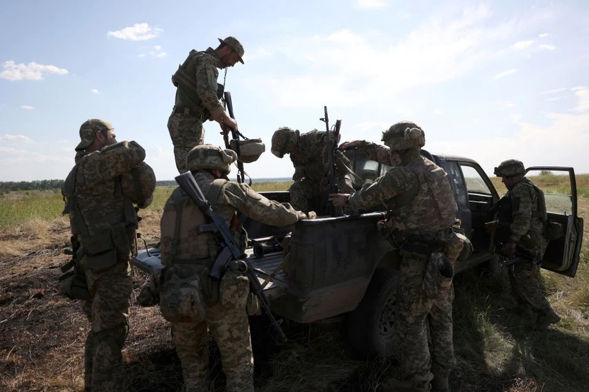 Lính Ukraine chuẩn bị ra tiền tuyến TP Bakhmut (tỉnh Donetsk, miền đông Ukraine) trong ngày 8-6. Ảnh: AFP Nóng Nga-Ukraine