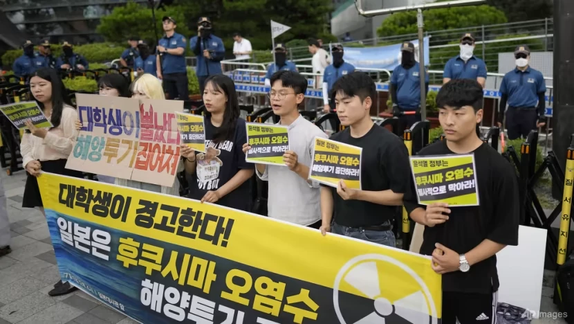Người dân Hàn Quốc biểu tình tại Seoul ngày 6-7, phản đối kế hoạch của Nhật xả nước thải đã qua xử lý từ nhà máy điện hạt nhân Fukushima ra biển. Ảnh: AP Người dân Hàn Quốc biểu tình tại Seoul ngày 6-7, phản đối kế hoạch của Nhật xả nước thải đã qua xử lý từ nhà máy điện hạt nhân Fukushima ra biển. Ảnh: AP
