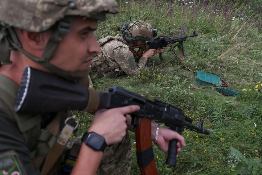 Thành viên Lữ đoàn thủy quân lục chiến Ukraine trong một cuộc tập trận tại tỉnh Donetsk (miền đông Ukraine) hôm 24-7. Ảnh: REUTERS Thành viên Lữ đoàn thủy quân lục chiến Ukraine trong một cuộc tập trận tại tỉnh Donetsk (miền đông Ukraine) hôm 24-7. Ảnh: REUTERS