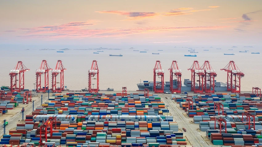 Các container tại cảng Thượng Hải (Trung Quốc). Ảnh: SHUTTERSTOCK