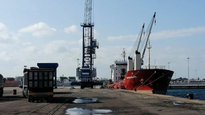 Một tàu cập cảng Brindisi (Ý). Ảnh: SENZA COLONNE NEWS