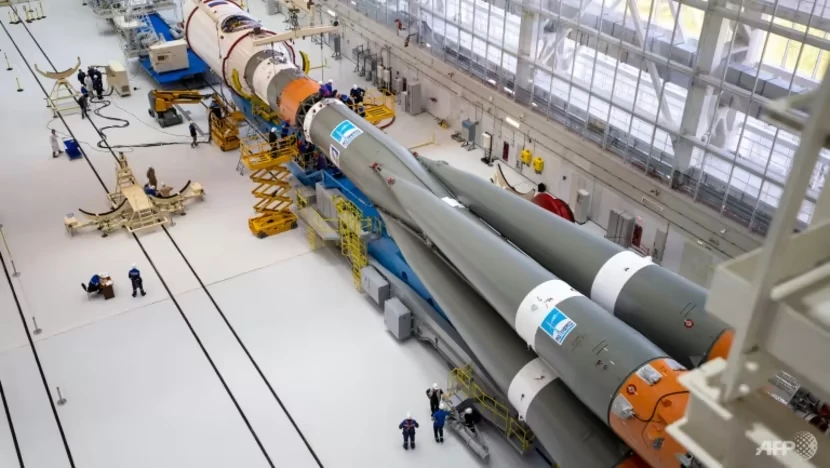 Tên lửa đẩy Soyuz-2.1b và tàu vũ trụ Luna-25 trong quá trình lắp ráp tại sân bay vũ trụ Vostochny (Vùng viễn đông Nga). Ảnh: AFP