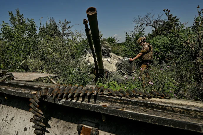 Lính Ukraine kiểm tra tháp pháo tại chiến trường tỉnh Zaporizhia (miền nam Ukraine) hôm 21-7. Ảnh: REUTERS Lính Ukraine kiểm tra tháp pháo tại chiến trường tỉnh Zaporizhia (miền nam Ukraine) hôm 21-7. Ảnh: REUTERS