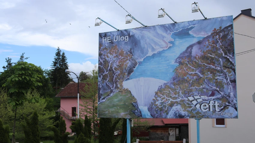 Biển quảng cáo dự án đập ở làng Ulog ( Bosnia và Herzegovina). Ảnh: CNN