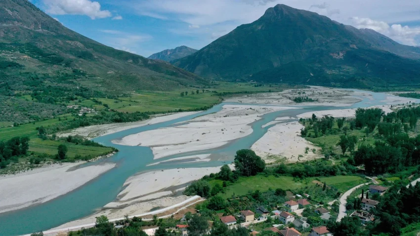 Sông Vjosa ở Albania. Ảnh: AFP