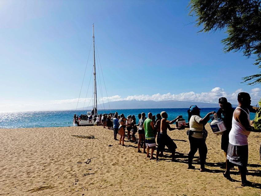 Người dân giúp chuyển hàng tiếp tế vào thị trấn Lahaina, đảo Maui (Hawaii, Mỹ) hôm 11-8. Ảnh: CNN Người dân giúp chuyển hàng tiếp tế vào thị trấn Lahaina, đảo Maui (Hawaii, Mỹ) hôm 11-8. Ảnh: CNN