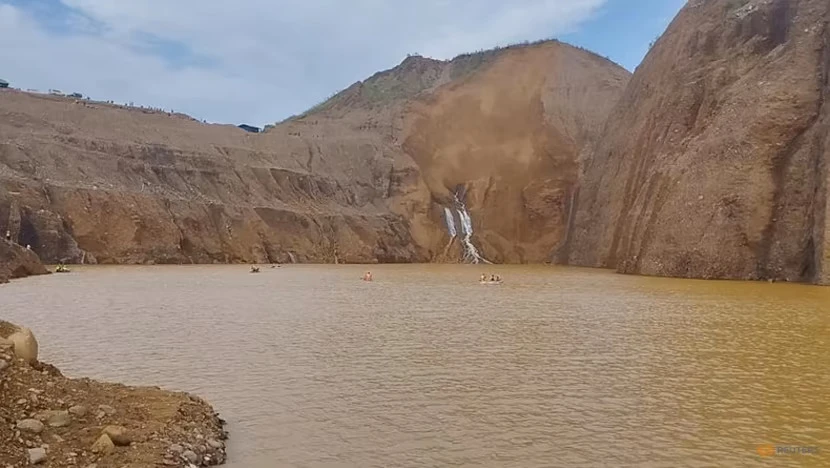 Mỏ ngọc bích tại thị trấn Hpakant, bang Kachin (miền bắc Myanmar) - nơi xảy ra vụ lở đất hôm 13-8. Ảnh: REUTERS Mỏ ngọc bích tại thị trấn Hpakant, bang Kachin (miền bắc Myanmar) - nơi xảy ra vụ lở đất hôm 13-8. Ảnh: REUTERS