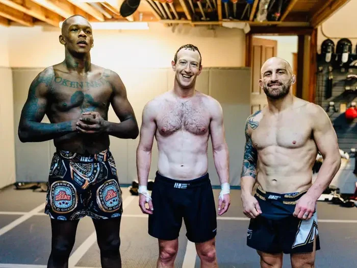 Ông Mark Zuckerberg (giữa) trong buổi tập luyện với các võ sĩ. Ảnh: MARK ZUCKERBURG Ông Mark Zuckerberg (giữa) trong buổi tập luyện với các võ sĩ. Ảnh: MARK ZUCKERBURG
