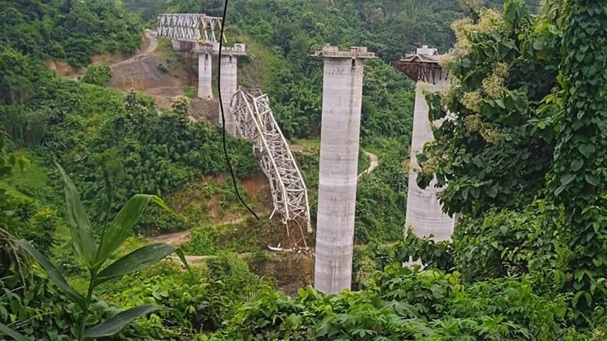 Hiện trường vụ sập cầu ở bang Mizoram (đông bắc Ấn Độ) vào ngày 23-8. Ảnh: ZORAMTHANGA