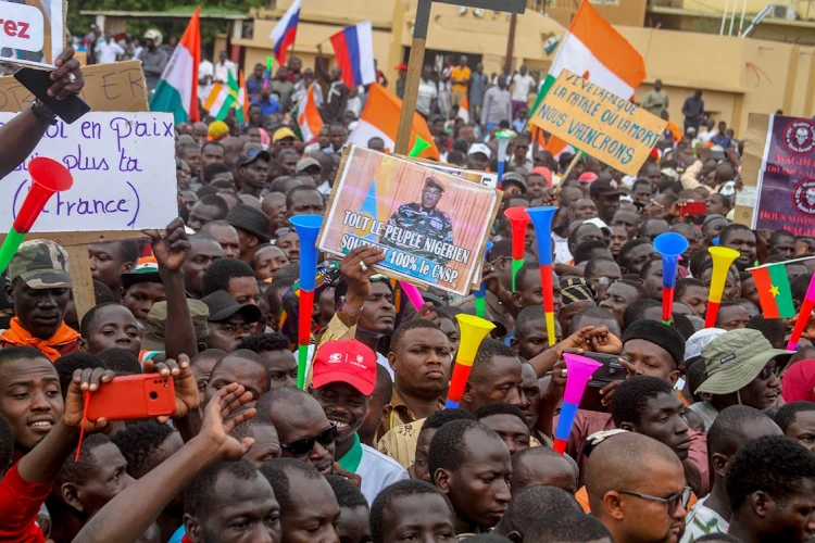 Người biểu tình ủng hộ chính quyền quân sự ở thủ đô Niamey (Niger) hôm 20-8. Ảnh: REUTERS Người biểu tình ủng hộ chính quyền quân sự ở thủ đô Niamey (Niger) hôm 20-8. Ảnh: REUTERS