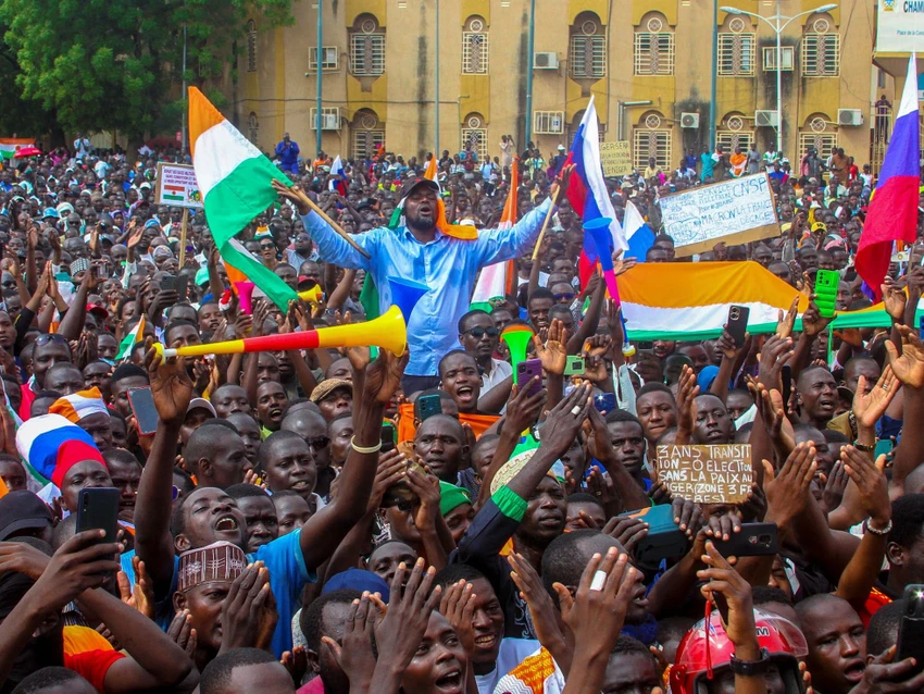 Người biểu tình ủng hộ chính quyền quân sự ở Niger hôm 20-8. Ảnh: REUTERS Người biểu tình ủng hộ chính quyền quân sự ở Niger hôm 20-8. Ảnh: REUTERS