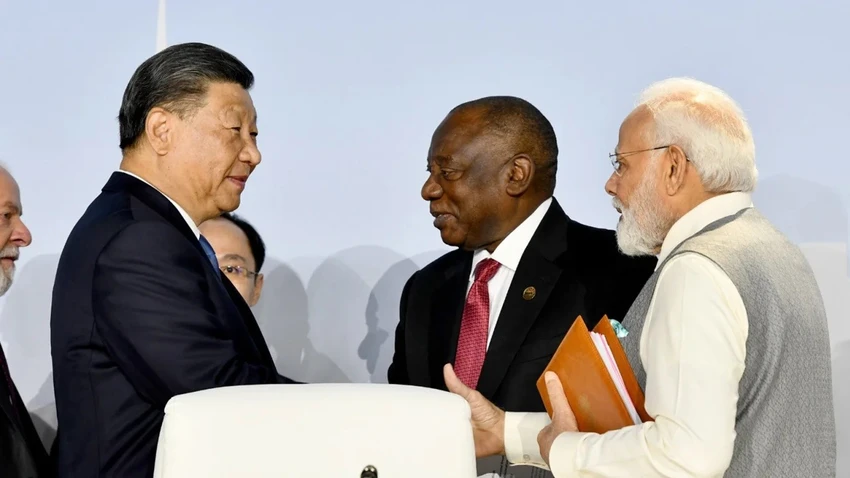Chủ tịch Trung Quốc - ông Tập Cận Bình (trái) bắt tay Thủ tướng Ấn Độ Narendra Modi tại hội nghị thượng đỉnh BRICS ở TP Johannesburg, Nam Phi, hôm 24-8. Ảnh: GETTY IMAGES Chủ tịch Trung Quốc - ông Tập Cận Bình (trái) bắt tay Thủ tướng Ấn Độ Narendra Modi tại hội nghị thượng đỉnh BRICS ở TP Johannesburg, Nam Phi, hôm 24-8. Ảnh: GETTY IMAGES