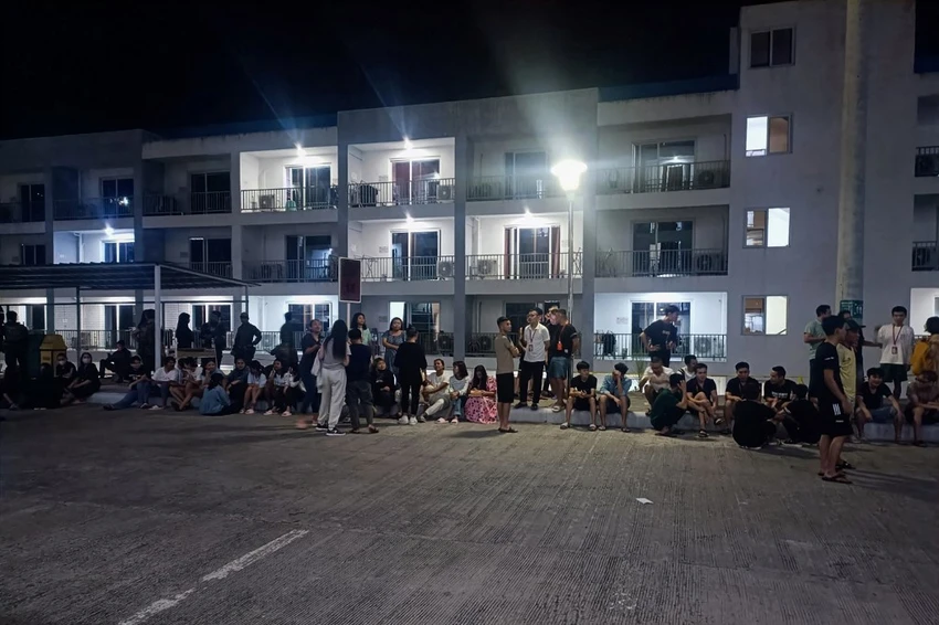 Các nạn nhân bị lừa đến một trung tâm lừa đảo trực tuyến ở tỉnh Pampanga (Philippines). Những nạn nhân này được cảnh sát Philippines giải cứu vào tháng 5-2023. Ảnh: AFP Các nạn nhân bị lừa đến một trung tâm lừa đảo trực tuyến ở tỉnh Pampanga (Philippines). Những nạn nhân này được cảnh sát Philippines giải cứu vào tháng 5-2023. Ảnh: AFP