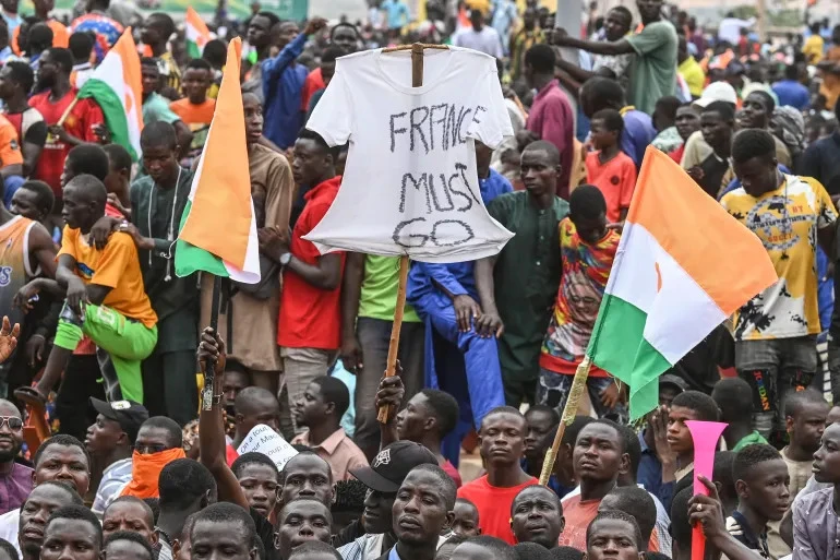 Người biểu tình gần căn cứ quân sự Pháp ở thủ đô Niamey (Niger) hôm 2-9. Ảnh: AFP