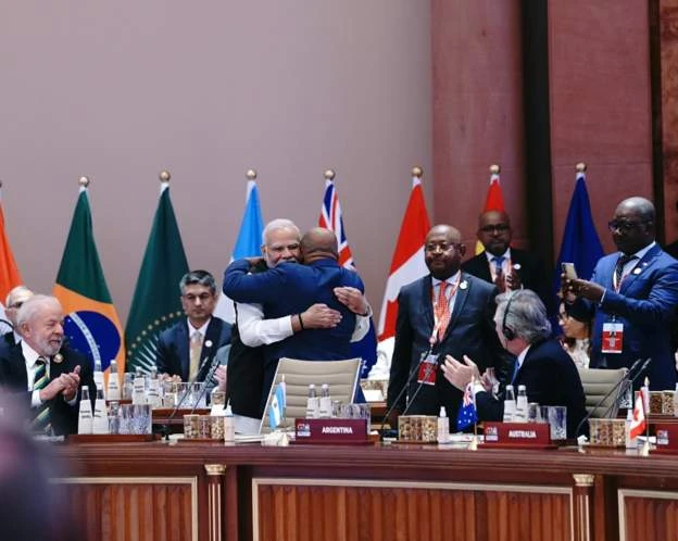 Thủ tướng Ấn Độ Narendra Modi chúc mừng ông Azali Assoumani - Tổng thống Comoros, Chủ tịch Liên minh châu Phi - tại buổi khai mạc Hội nghị thượng đỉnh G20. Ảnh: MEA/X Thủ tướng Ấn Độ Narendra Modi chúc mừng ông Azali Assoumani - Tổng thống Comoros, Chủ tịch Liên minh châu Phi - tại buổi khai mạc Hội nghị thượng đỉnh G20. Ảnh: MEA/X