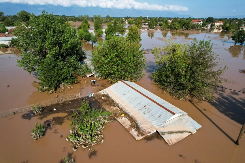 Nước lũ dâng cao nhấn chìm nhà cửa tại thị trấn Koskinas, vùng Attica (Hy Lạp). Ảnh: AFP Nước lũ dâng cao nhấn chìm nhà cửa tại thị trấn Koskinas, vùng Attica (Hy Lạp). Ảnh: AFP