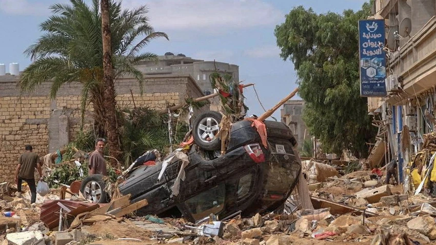 Đường phố TP Derna (miền đông Libya) tràn ngập những đống đổ nát vào hôm 12-9. Ảnh: AP Đường phố TP Derna (miền đông Libya) tràn ngập những đống đổ nát vào hôm 12-9. Ảnh: AP