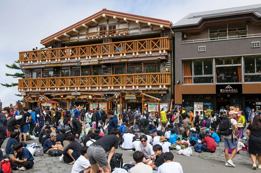 230908155615-03-mount-fuji-overtourism.jpg
