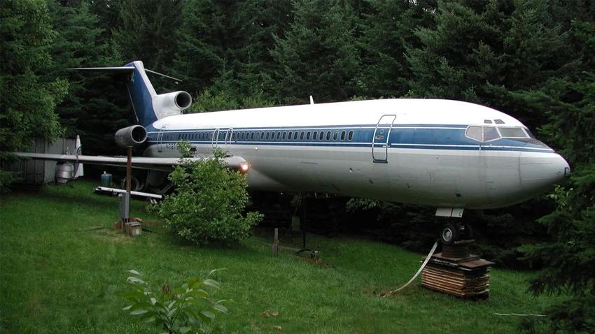 230201154922-05-people-who-live-on-planes-campbell.jpg