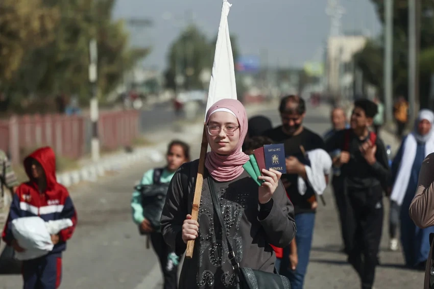 231108094348-04-gaza-flee-110723.jpg