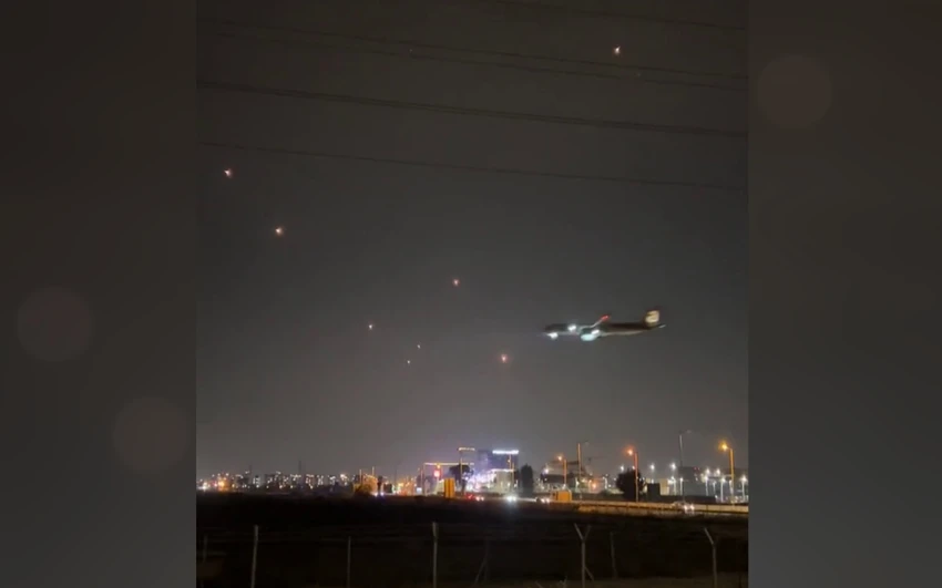 Hình ảnh máy bay chở khách vượt mưa rocket trong đêm 10-12.png