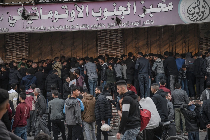 Người dân xếp hàng trước một tiệm bánh ở Rafah (Gaza) hôm 10-1. Ảnh: ANADOLU AGENCY