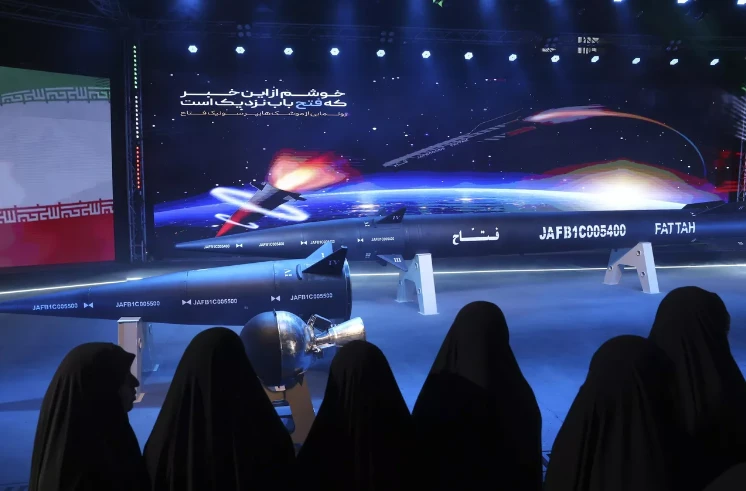 Vũ khí Iran - tên lửa Fattah trong một buổi lễ ở Tehran (Iran) vào ngày 6-6-2023. Ảnh: AP