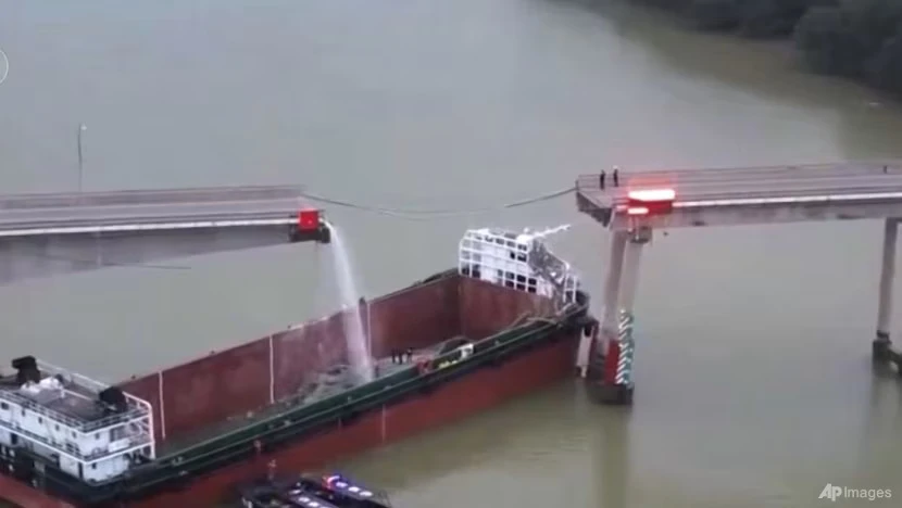VIDEO: Sà Lan đâm sập cầu ở Trung Quốc, 5 người chết