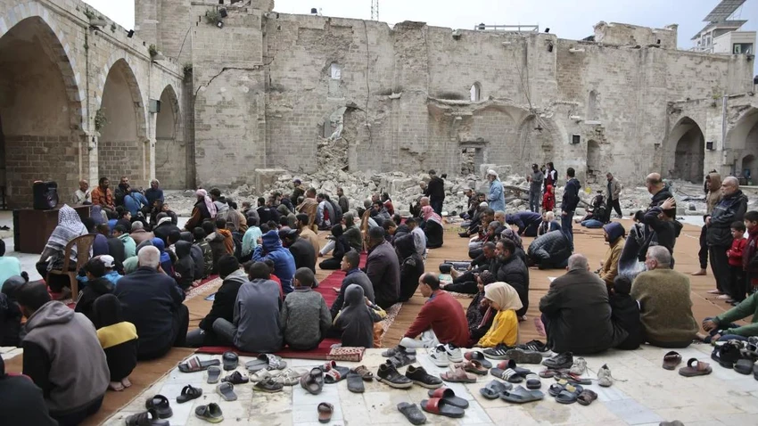Người dân tại Dải Gaza (Palestine) đón lễ Eid al-Fitr trong không khí trầm lặng, khi xung đột vẫn tiếp diễn và thương vong vẫn tăng từng ngày.